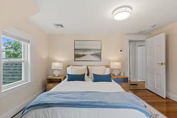 Guest bedroom finished, new trim and paint
