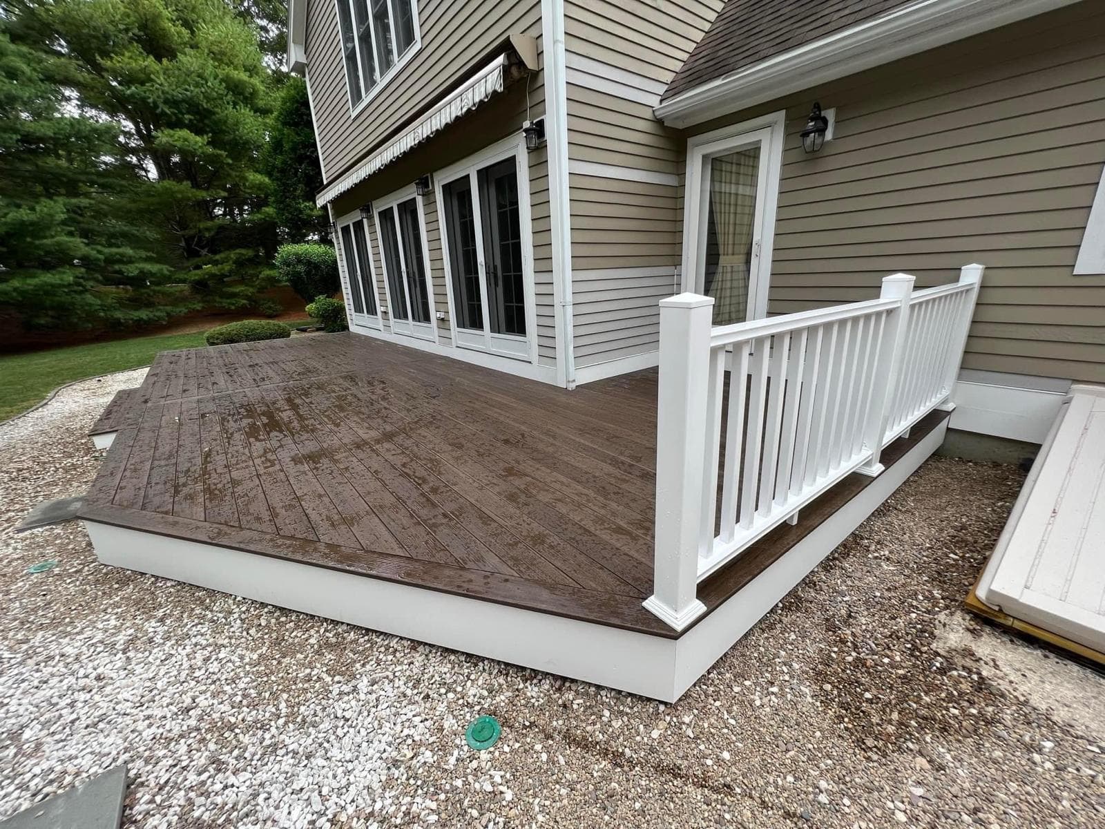 Composite deck wrapping the corner of the house